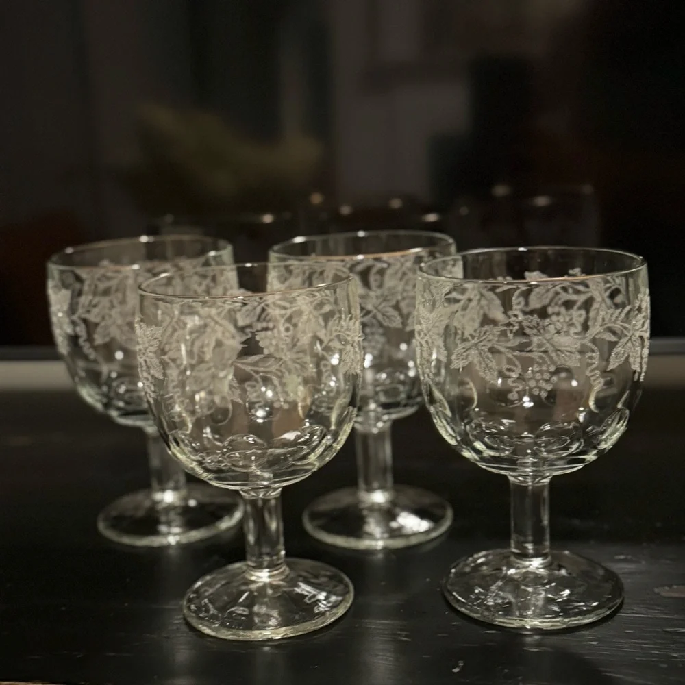 Bartlett Collins Grape Gold Rim Leaf Etched Glass Goblet (Set of 4)